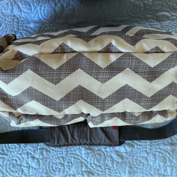SKIP HOP FASHION DIAPER BAG. ONLY USED OT WHEN WE WENT TO CHURCH~ a few times 😬 - Picture 15 of 15